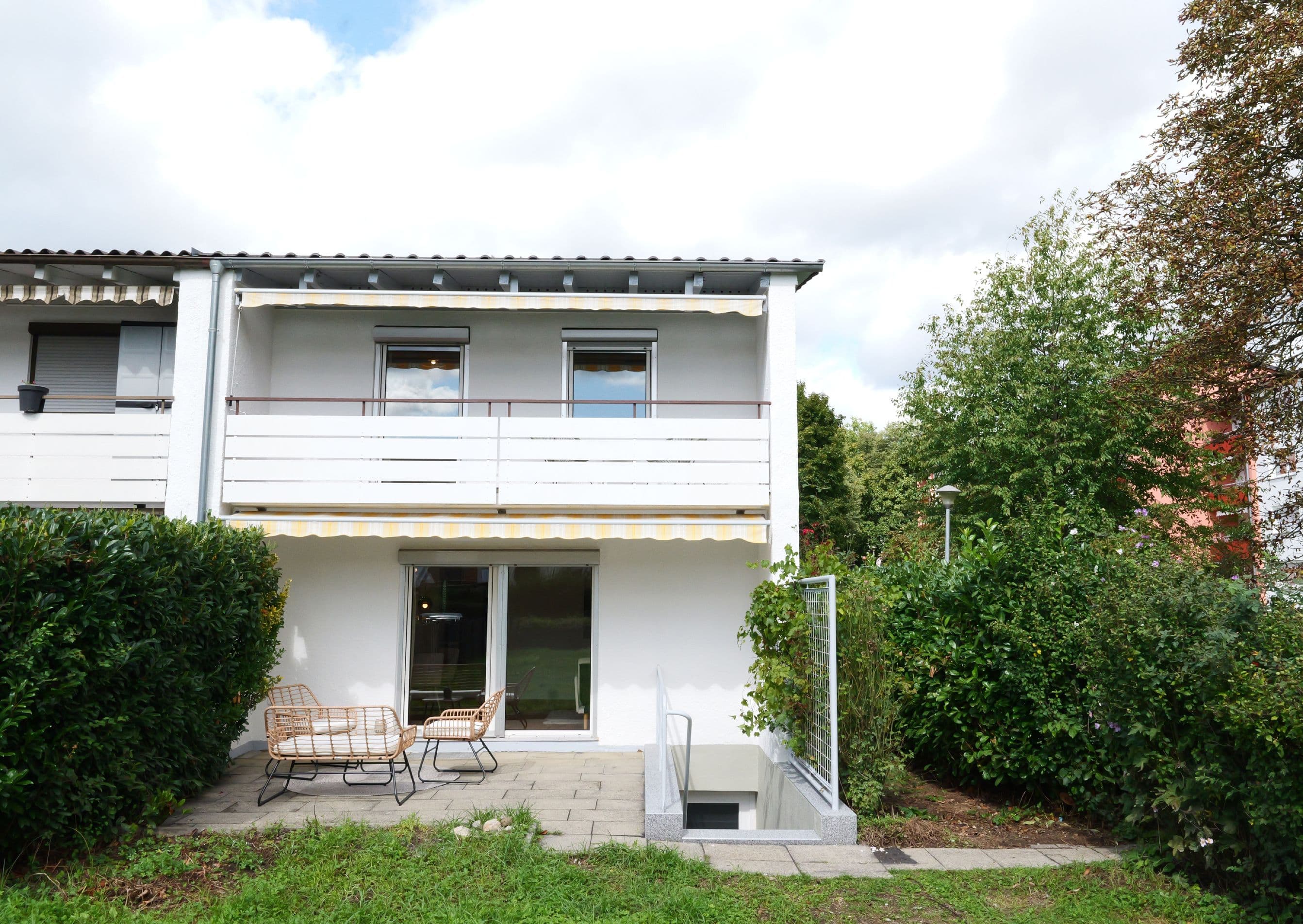 Gartenseite des Reiheneckhauses mit Terrasse und Balkon
